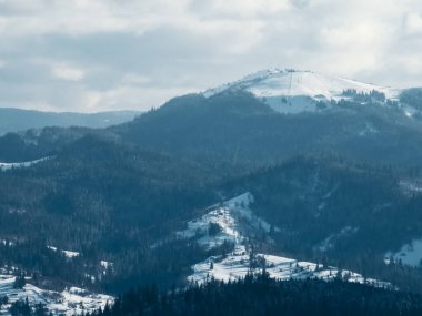 Karpat Dağlarının kış manzarası