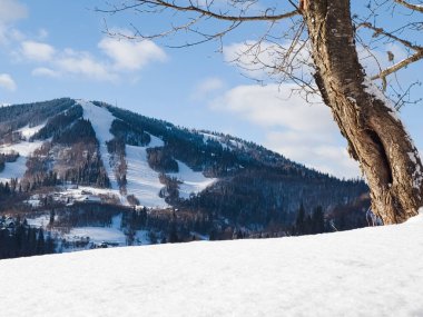 Dağlarda kayak merkezi