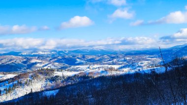 Karlı dağlarla güzel kış manzarası.