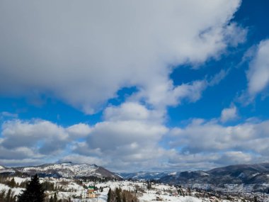 Kış kar dağları ve gökyüzü