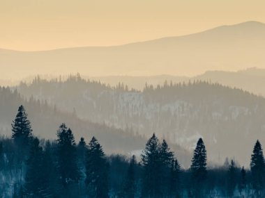 Kış dağlarda günbatımı