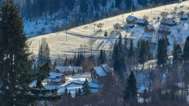 Dağlarda kış manzarası