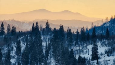 Sabah karla kaplı dağlarla kaplı dağ manzarası