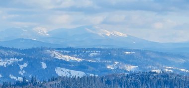 Güzel kış Dağları kar ile