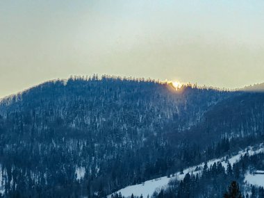 dağlarda güzel bir kış günbatımı
