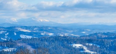 Karla kaplı dağlarla kaplı güzel bir manzara.