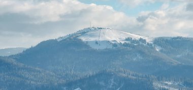 Karla kaplı ağaçlarla kaplı güzel kış manzarası