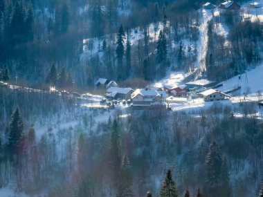 Dağlardaki güzel kış manzarası