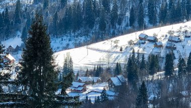 Dağ köyünün tepesinden kış manzarası