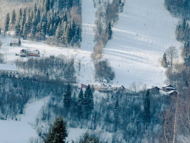 Kış manzarası. Dağlardaki dağ köyü.