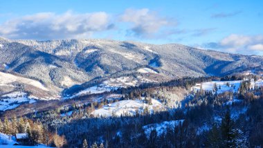 Tepeler güzel kış manzarası kar ile kaplı