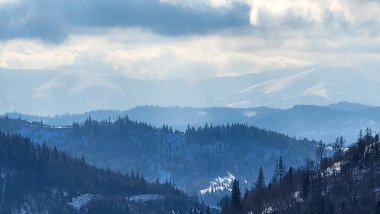 Dağlarda karla kaplı ağaçlarla kaplı güzel kış manzarası