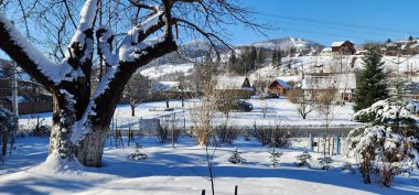 Bir dağ köyü güneşli bir kış gününün ışıltısıyla güneşleniyor. Işıl ışıl kar manzarayı süslüyor, ve gevrek güneş ışığı dingin bir manzara çiziyor, dağların kalbine sıcaklık ve büyü getiriyor..