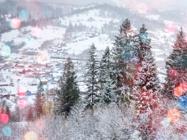 14 Şubat Sevgililer Günü 'nde renkli bokeh ışıkları kış manzarasına şenlikli bir dokunuş ekliyor. Tatil havası, sakin kış güzelliğinin ortasında aşkın kutlanması için büyülü bir ortam yaratıyor..