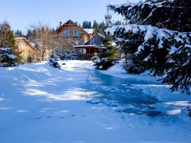 Karda bir ev. Yerde çok kar var.