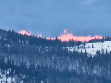 Uzakta ateşi olan bir dağ.