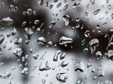 Üzerinde yağmur damlaları olan bir pencere.