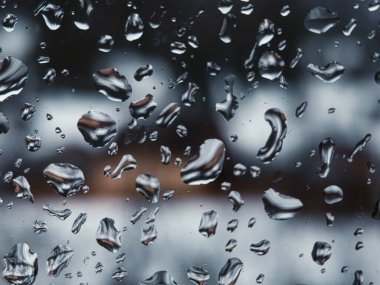 Üzerinde yağmur damlaları olan bir pencere.