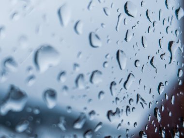 Üzerinde yağmur damlaları olan bir pencere.