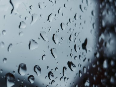 Üzerinde yağmur damlaları olan bir pencere.