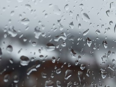 Üzerinde yağmur damlaları olan bir pencere.