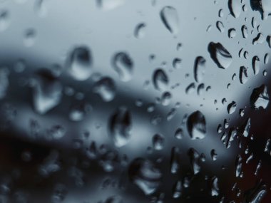 Yağmur damlalarıyla kaplı bir pencere.