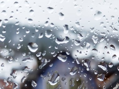 Üzerinde yağmur damlaları olan bir pencere.
