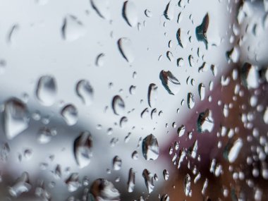 Üzerinde yağmur damlaları olan bir pencere.