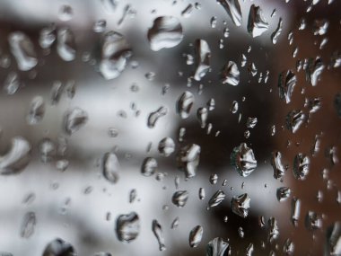 Üzerinde yağmur damlaları olan bir pencere.