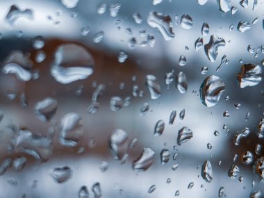 Üzerinde yağmur damlaları olan bir pencere.