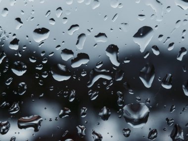 Yağmur damlalarıyla kaplı bir pencere.