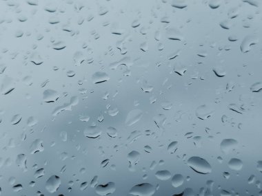 Yağmur damlalarıyla kaplı bir pencere.