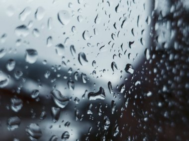Yağmur damlalarıyla kaplı bir pencere.