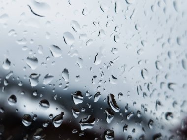 Üzerinde yağmur damlaları olan bir pencere.