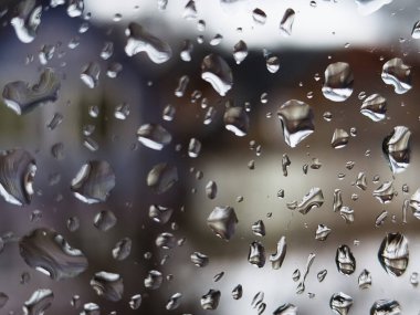 Üzerinde yağmur damlaları olan bir pencere.