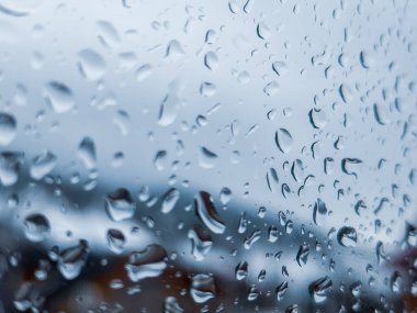 Üzerinde yağmur damlaları olan bir pencere.