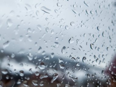Üzerinde yağmur damlaları olan bir pencere.