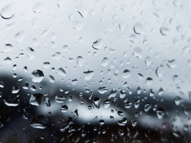 Üzerinde yağmur damlaları olan bir pencere.