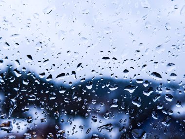 Üzerinde yağmur damlaları olan bir pencere.