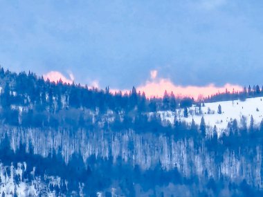 Uzakta ateşi olan bir dağ.