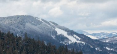 Kar altında kar kayağı yapan biri.