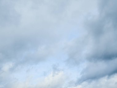 Bir insan gökyüzünde uçurtma uçuruyor.