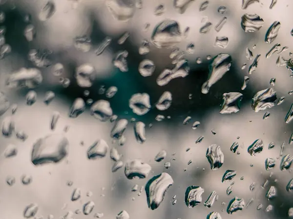 Üzerinde yağmur damlaları olan bir pencere.