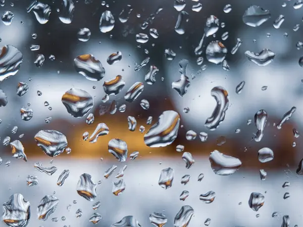 Üzerinde yağmur damlaları olan bir pencere.