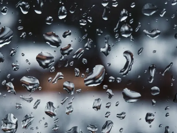 Üzerinde yağmur damlaları olan bir pencere.