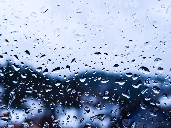 Üzerinde yağmur damlaları olan bir pencere.