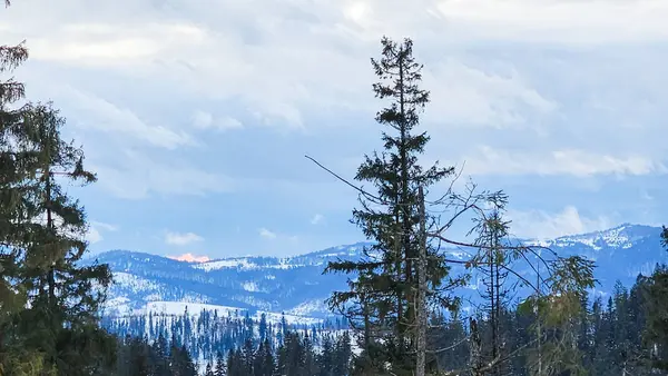 Dağların yakınındaki kar üzerinde bir insan.