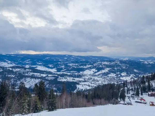 Karlı bir yamaçta kayak yapan biri.