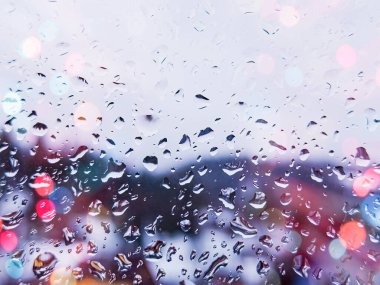 Şehir manzaralı yağmurlu bir pencere