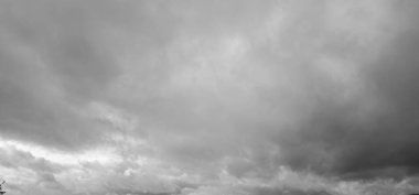 Sörf tahtasındaki bir adamın siyah beyaz fotoğrafı.